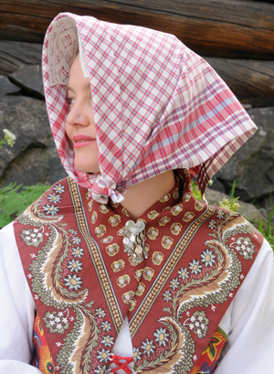 <br>Utenpå hetten brukes et rutete hodetørkle